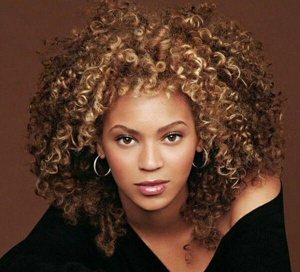 Beyoncé voluminous curly hairstyle