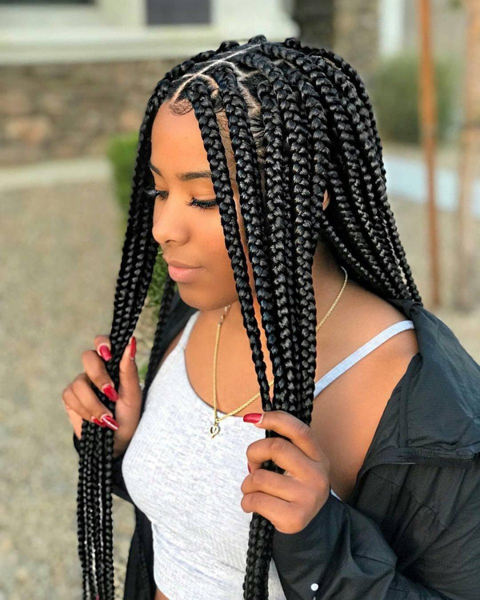 Geflochtene Frisuren mit langen schwarzen Box Braids