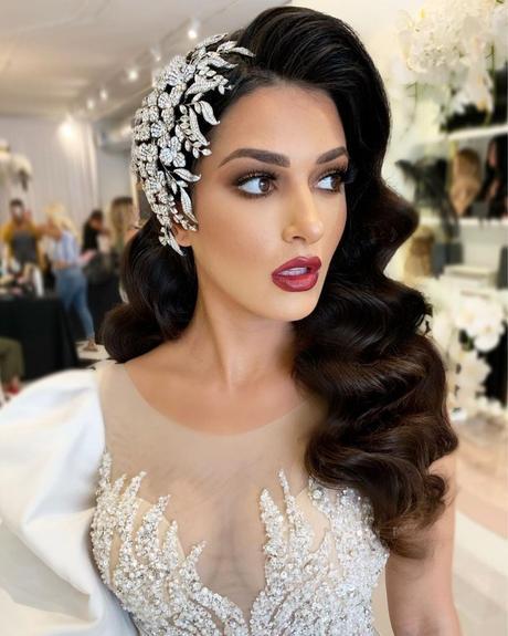 Bridal deep side part old hollywood waves with accessory