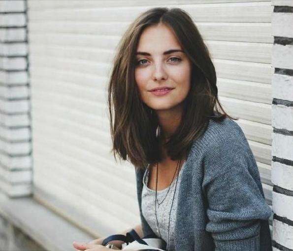 Woman with casual shoulder length hairstyle