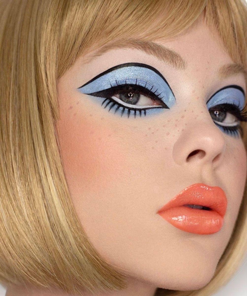 Colourful retro cut crease eyeshadow