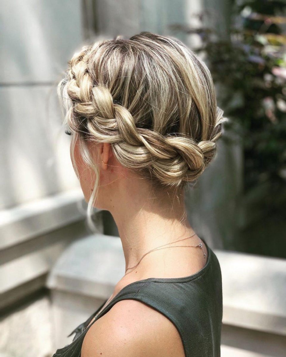 Geflochtene Frisuren mit romantischem seitlichem Zopf