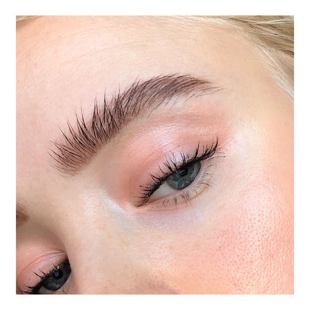 Feathered natural eyebrows makeup style