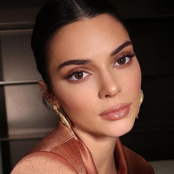 Kendall Jenner glossy lips makeup
