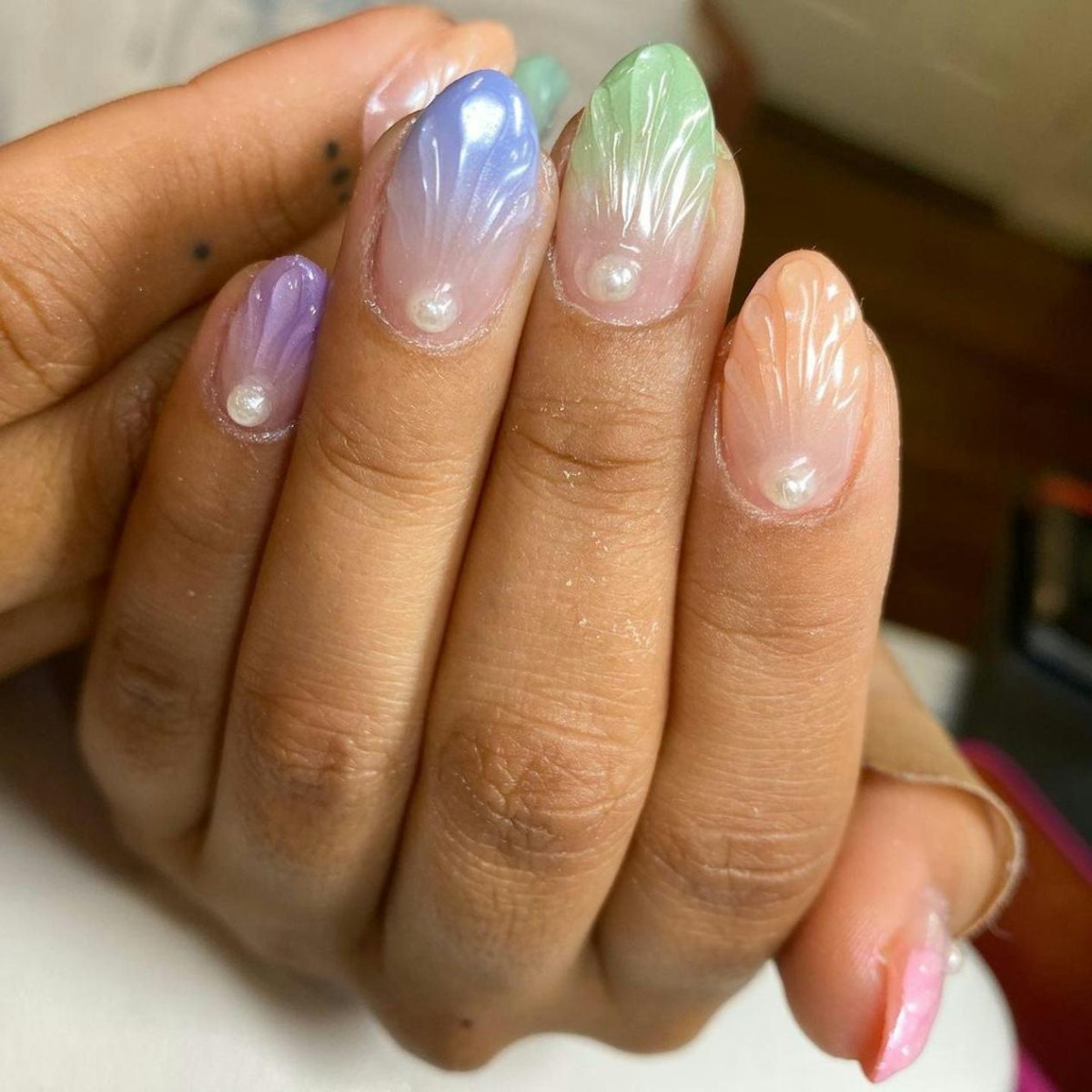 Pearl accent Harry Styles nails