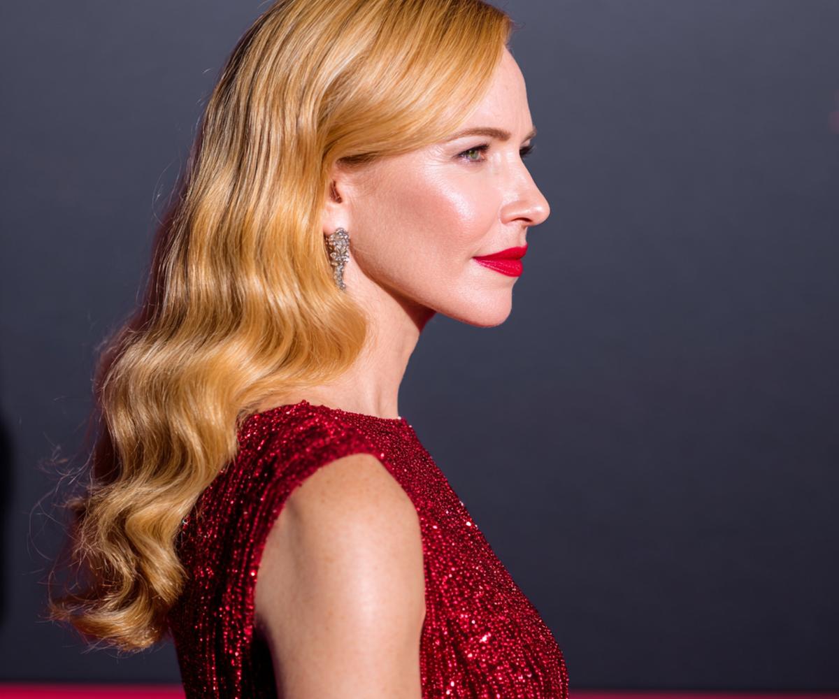 Side Part Honey Blonde Waves