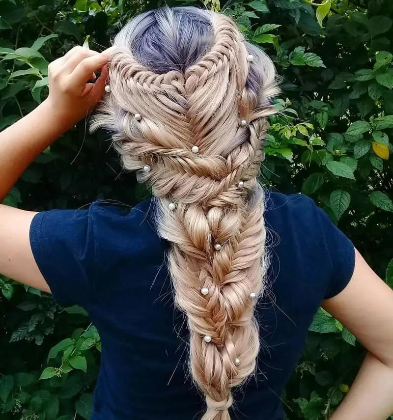 Geflochtene Frisuren mit glattem langem Zopf