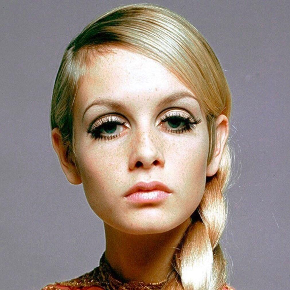 Minimal nude lips retro makeup