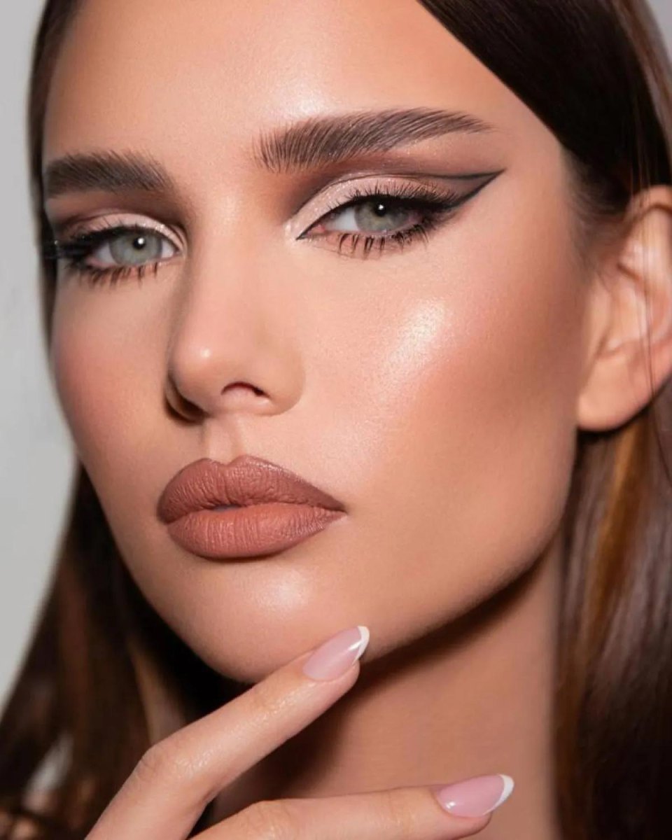 Neutral modern 60s cut crease