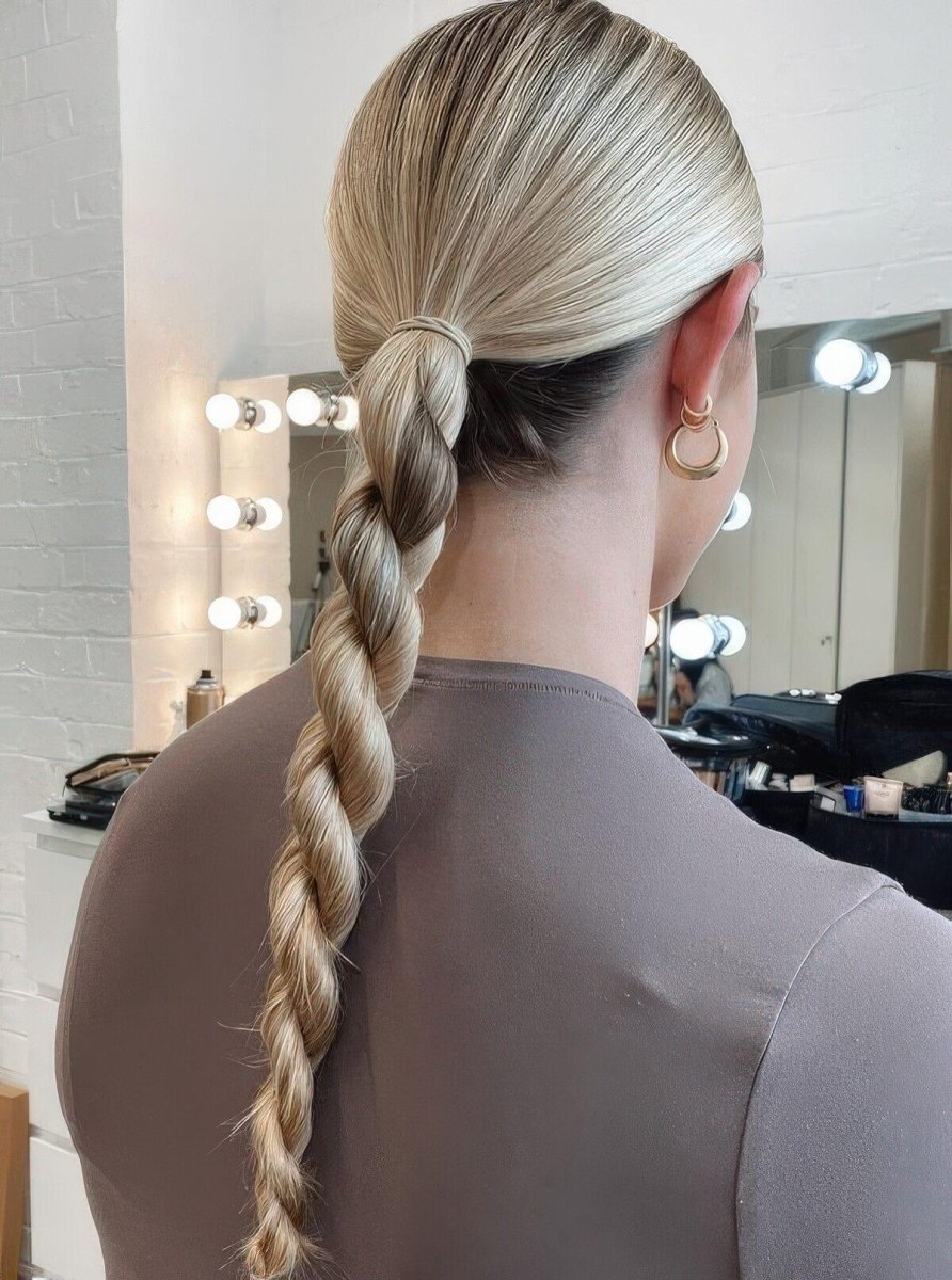 Geflochtene Frisuren mit lockerem Seitenzopf