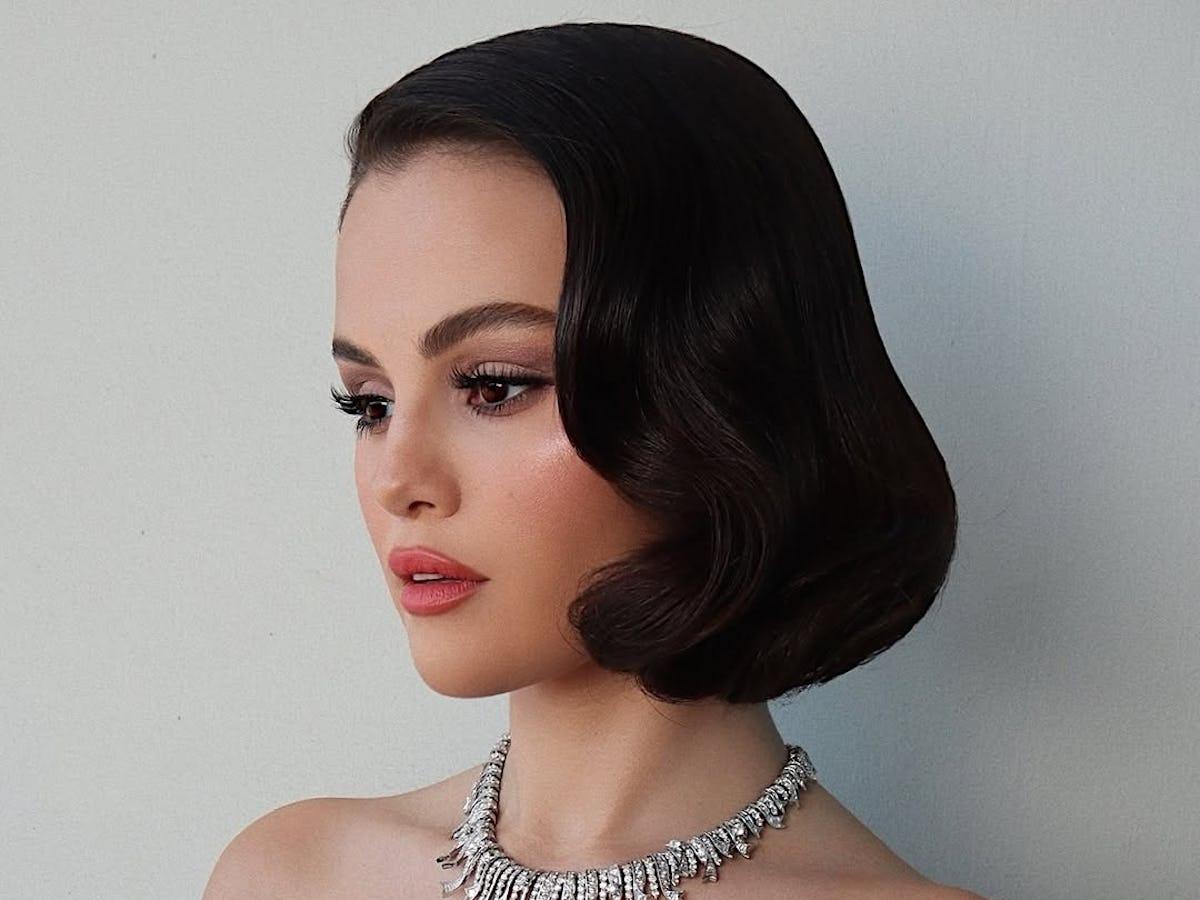 Short dark retro wave bob