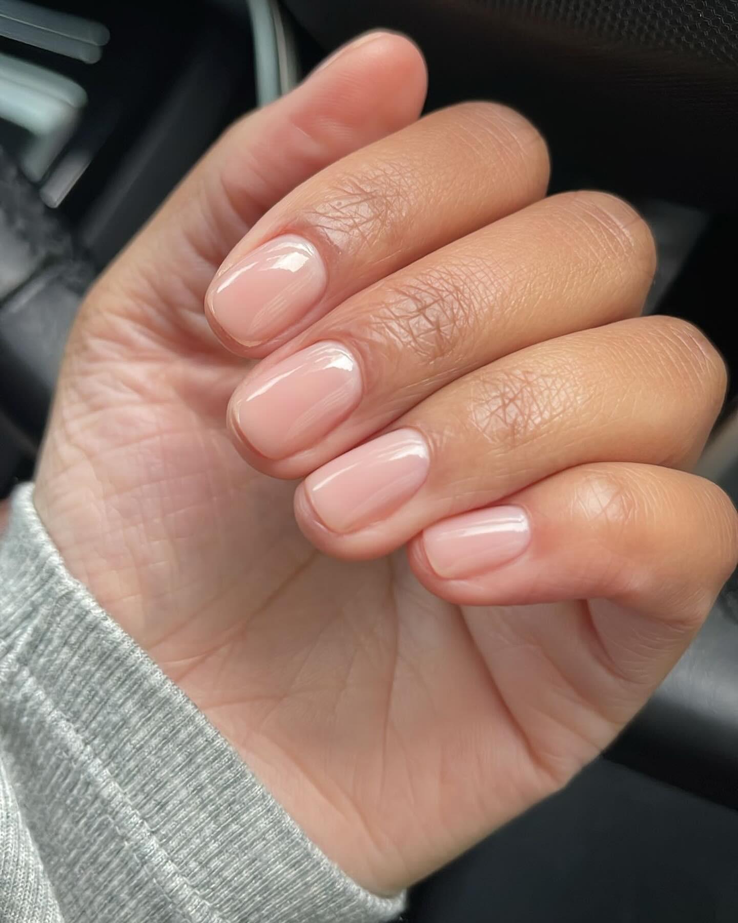 Short glossy Sabrina Carpenter everyday nails