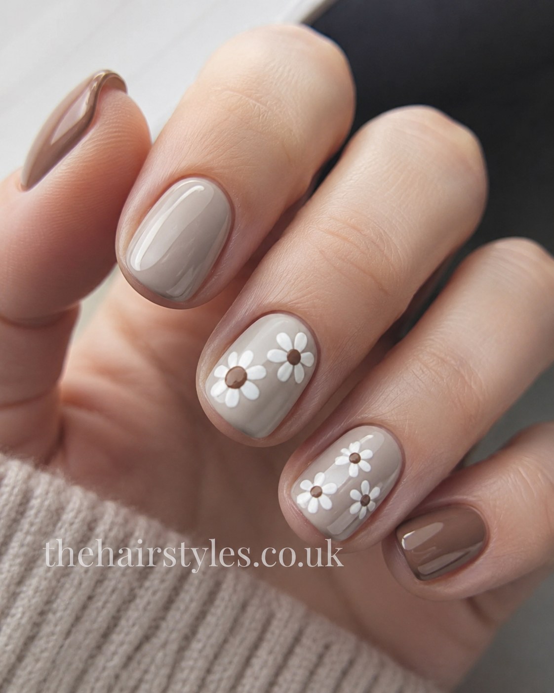 9 Short Natural Nail Designs That Actually Suit Real Hands