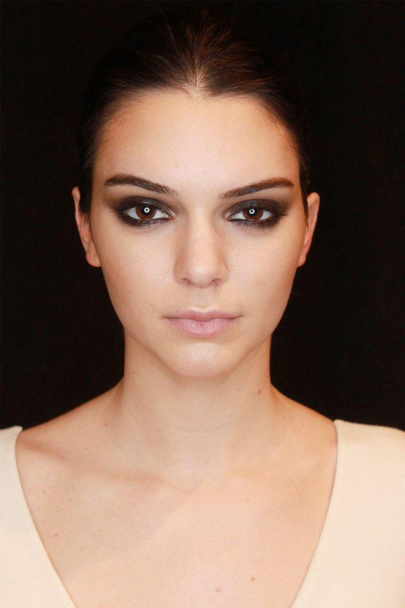 Kendall Jenner smoky eye lashes