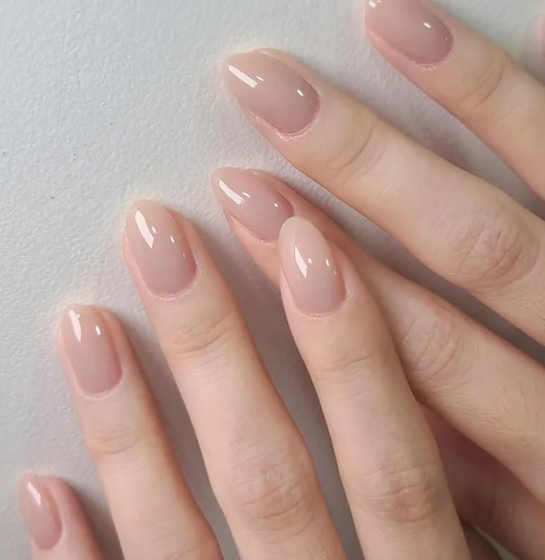 Soft nude glossy Sabrina Carpenter manicure