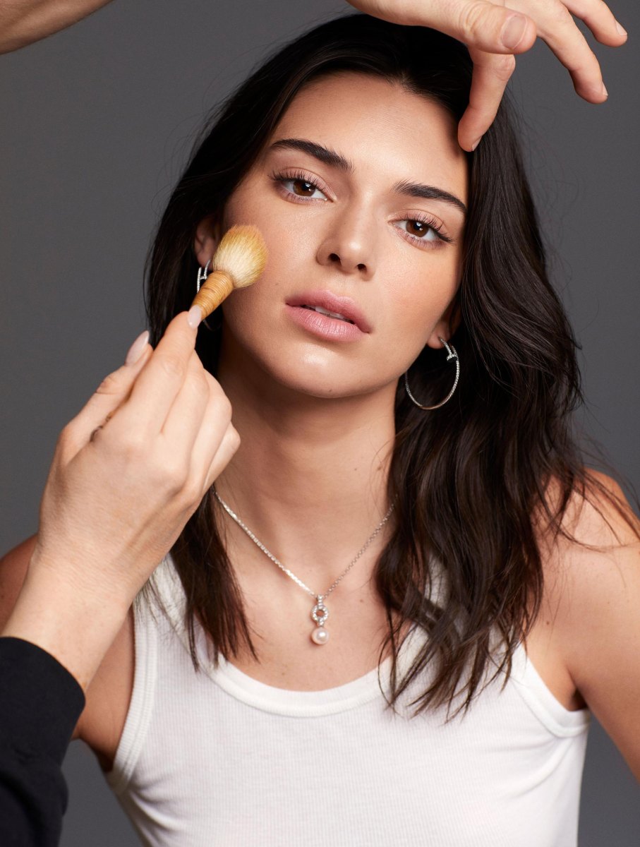 Kendall Jenner contour and blush makeup