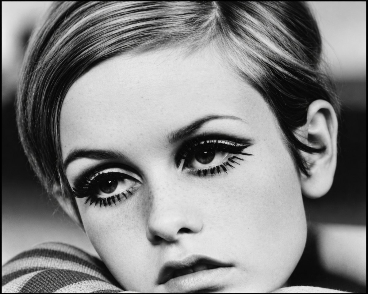 Thick black winged eyeliner style