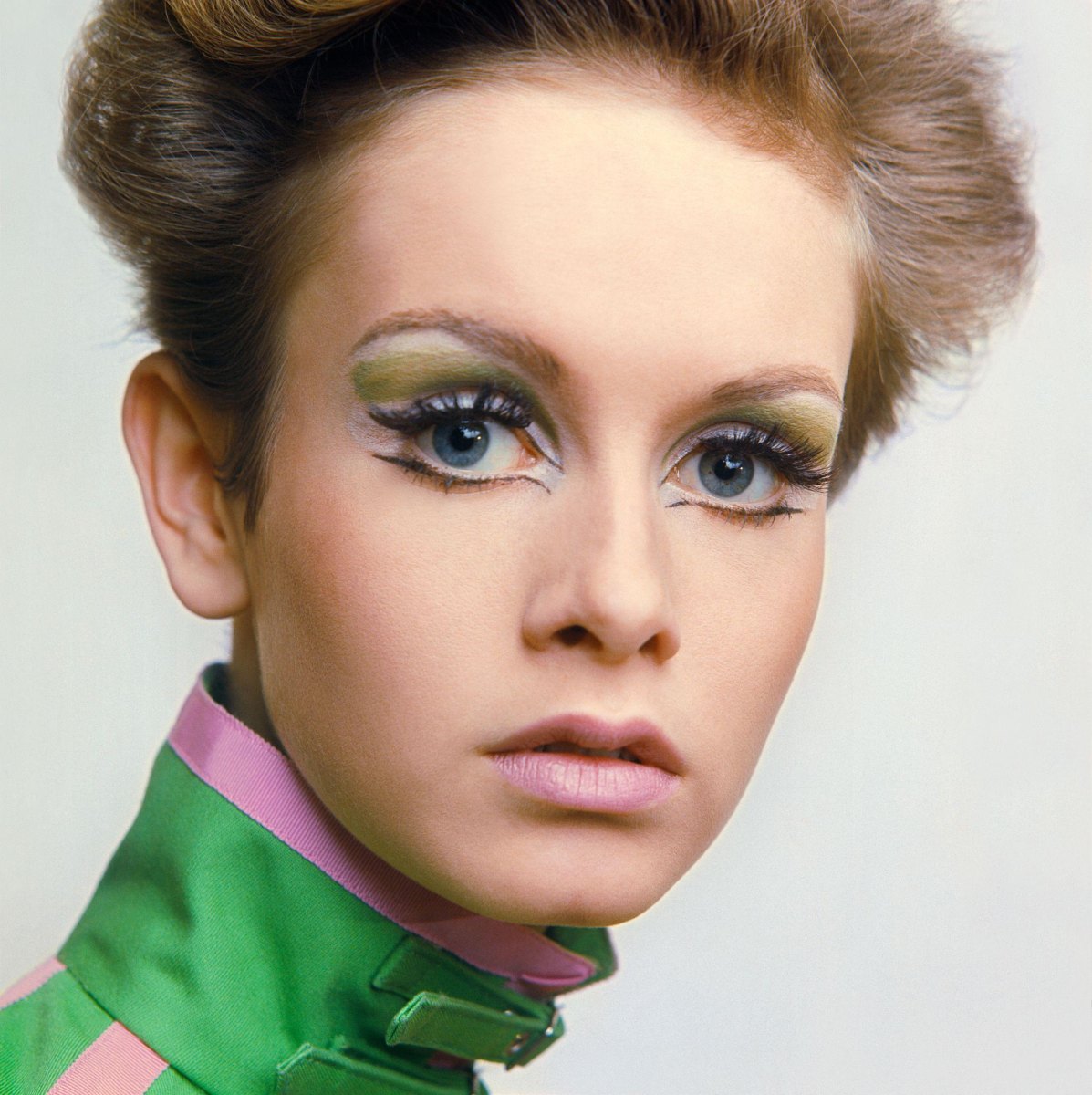Twiggy inspired graphic cut crease makeup