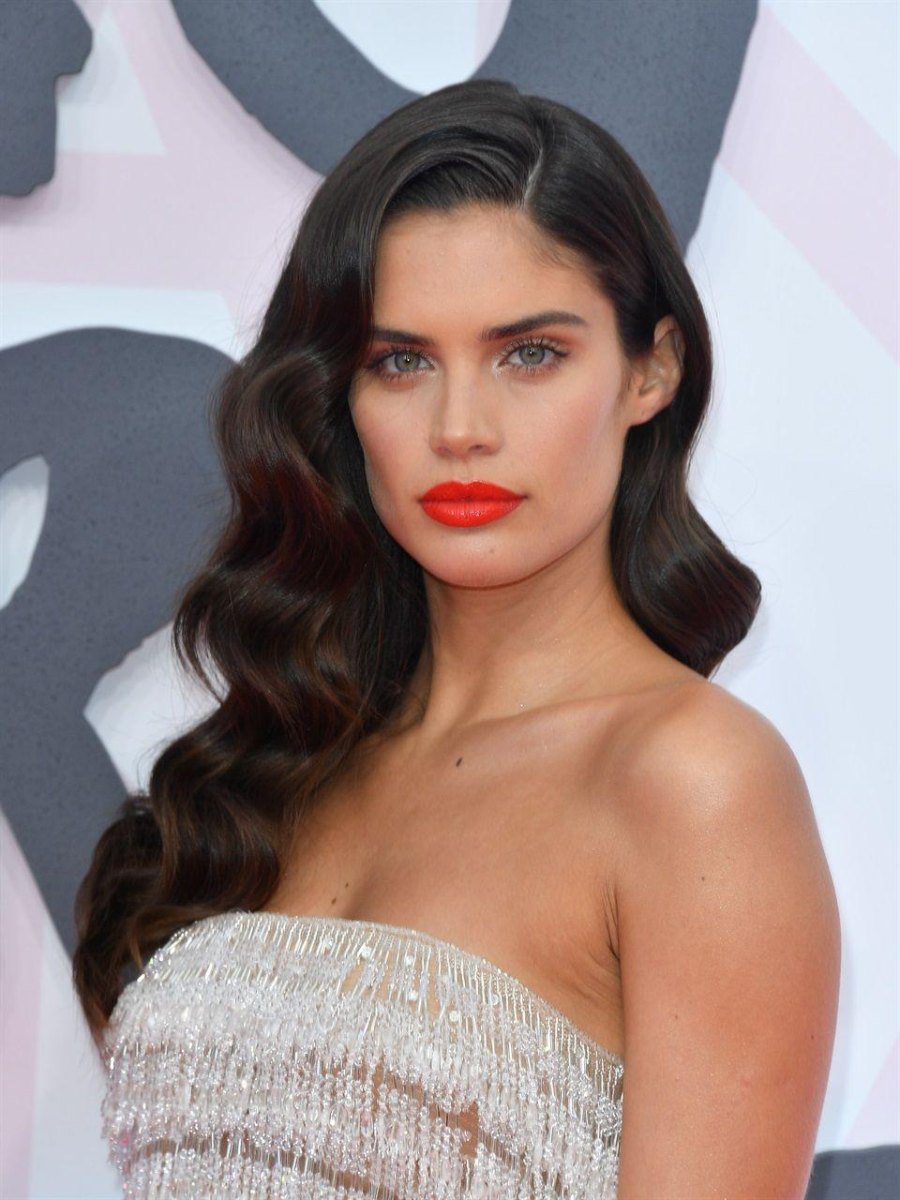 Modern deep side part old hollywood waves in a red carpet style